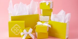 Kendra Scott presents with pink background